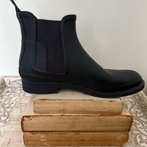 Hunter men’s ankle rain boots, size UK10 US11(matte black Chelsea-style).